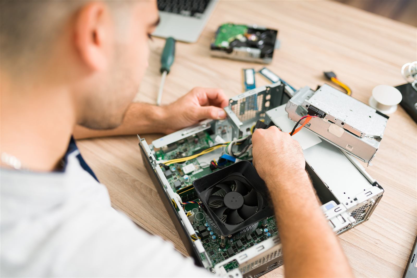 Técnico reparando el interior de una CPU